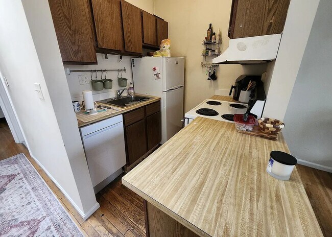 Building Photo - No Brokers Fee Unit in Beacon Hill Top Floor, Big bedrooms, Roof Deck, Laundry on a Site