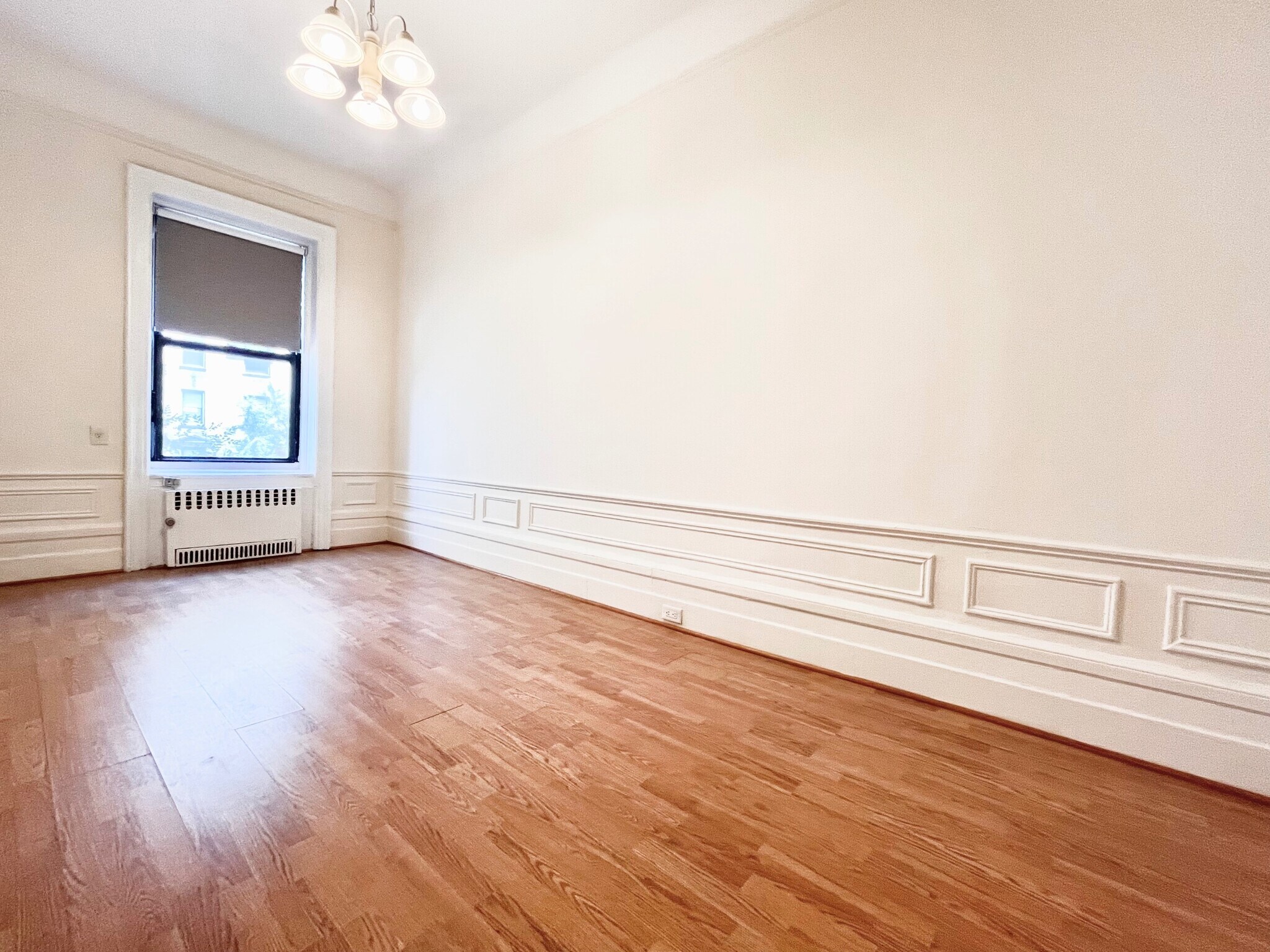 Building Photo - 320 W 106th St