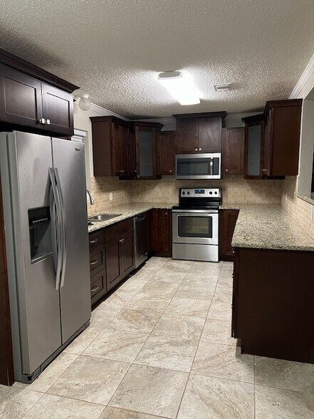 Building Photo - 3705 W Pioneer Pkwy