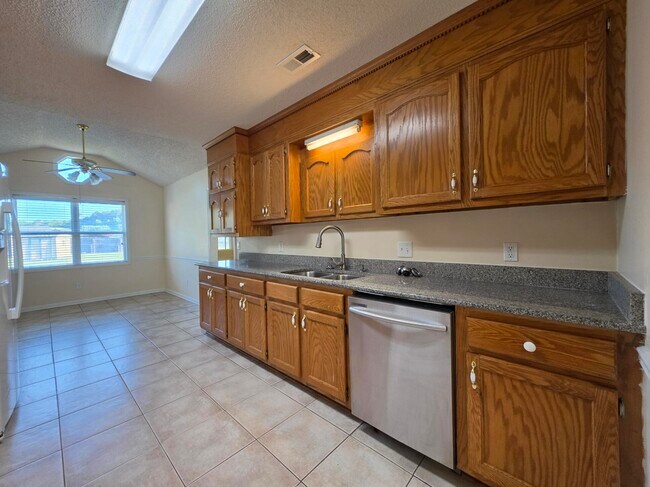 Building Photo - 450 Derek Dr