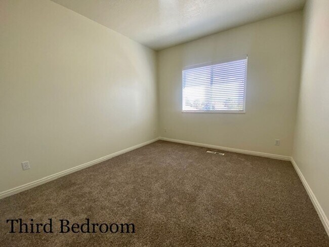Building Photo - SPACIOUS HOME FOR RENT!