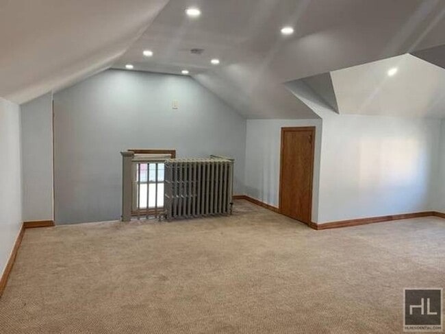 Building Photo - Spacious 3-Bedroom Apartment – Hardwood Fl...
