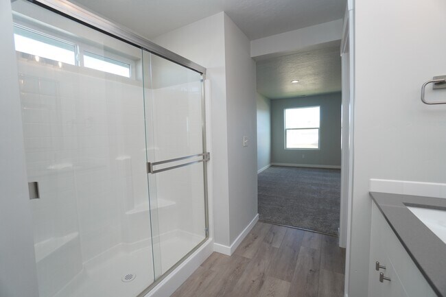 Building Photo - 1218 W Bass River Dr