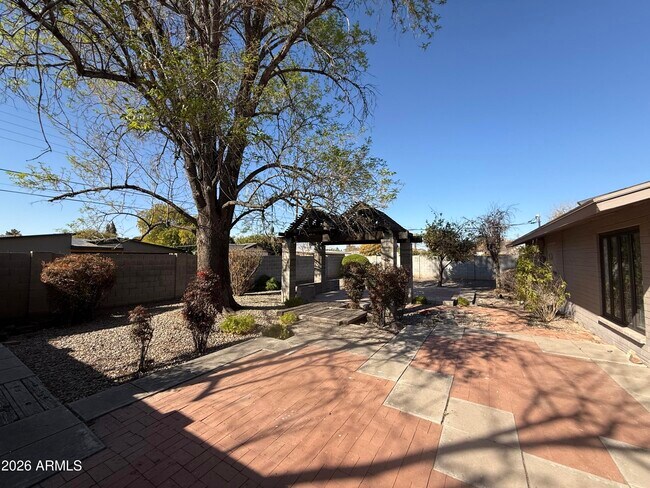 Building Photo - 2114 S La Rosa Dr