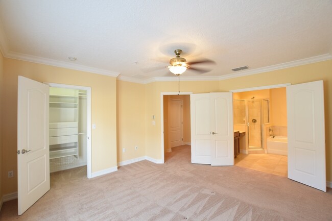 Building Photo - Gorgeous 4 Bed 3.5 Bath Townhouse for Rent...