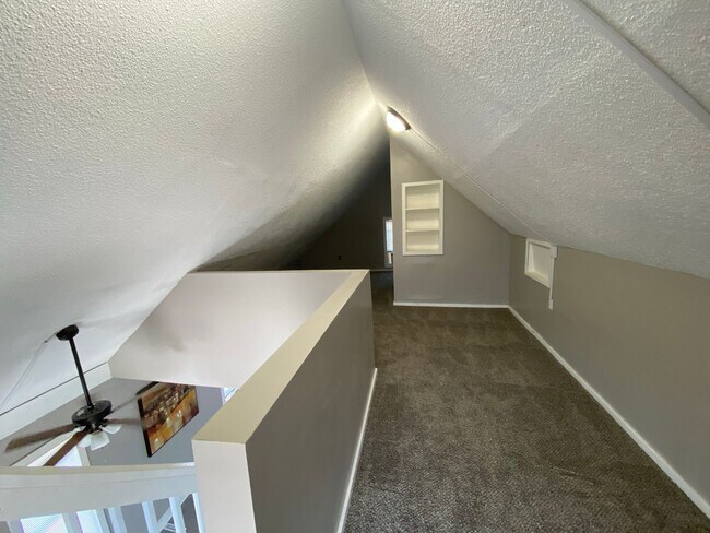 Building Photo - Very attractive 2BR 1/2 duplex
