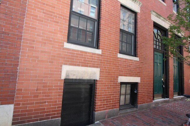 Building Photo - 4 Phillips St