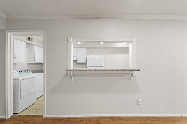 Building Photo - 355 N Post Oak Ln