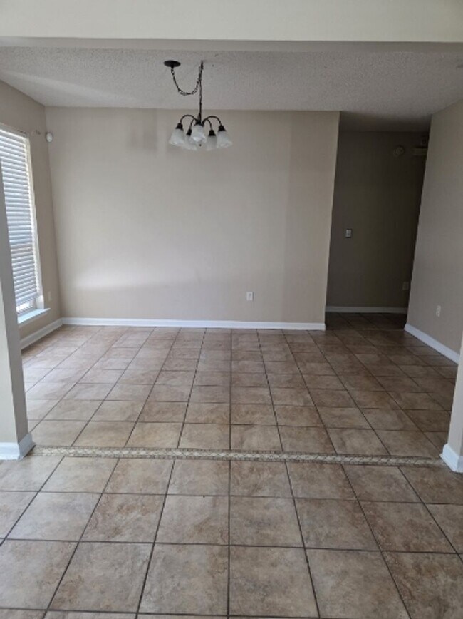 Building Photo - Beautiful home in a very quiet neighborhood