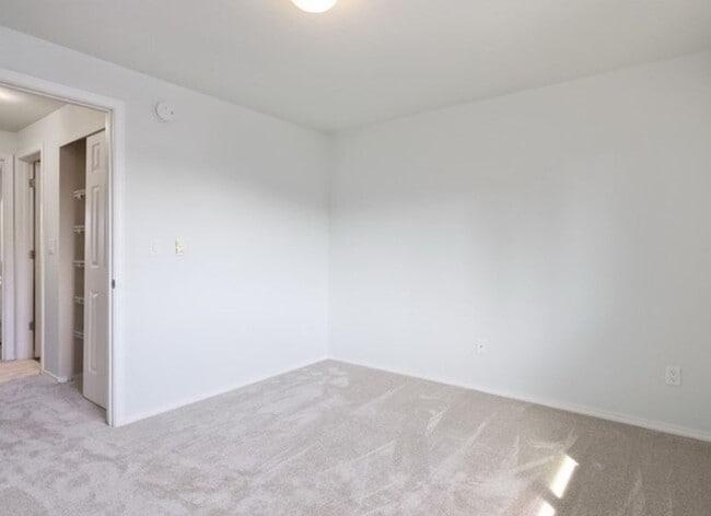 Building Photo - Updated 2 bedroom Townhome - W/S & Garbage...