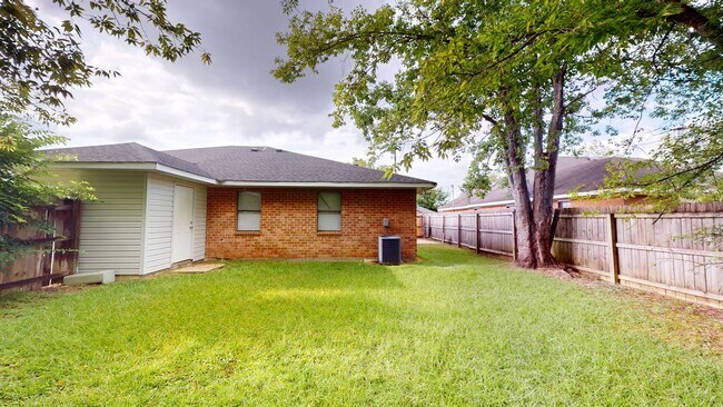 Building Photo - Updated 3/2 with Granite Counters and Stai...