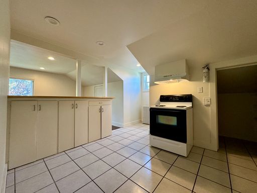 Building Photo - LARGE 2 Bed, 1 Bath Apartment Available NOW!!