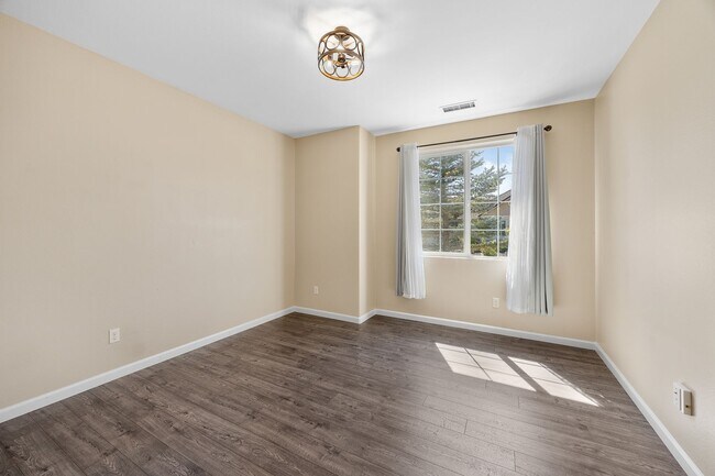 Building Photo - **Charming Home for Rent in Damonte Ranch**