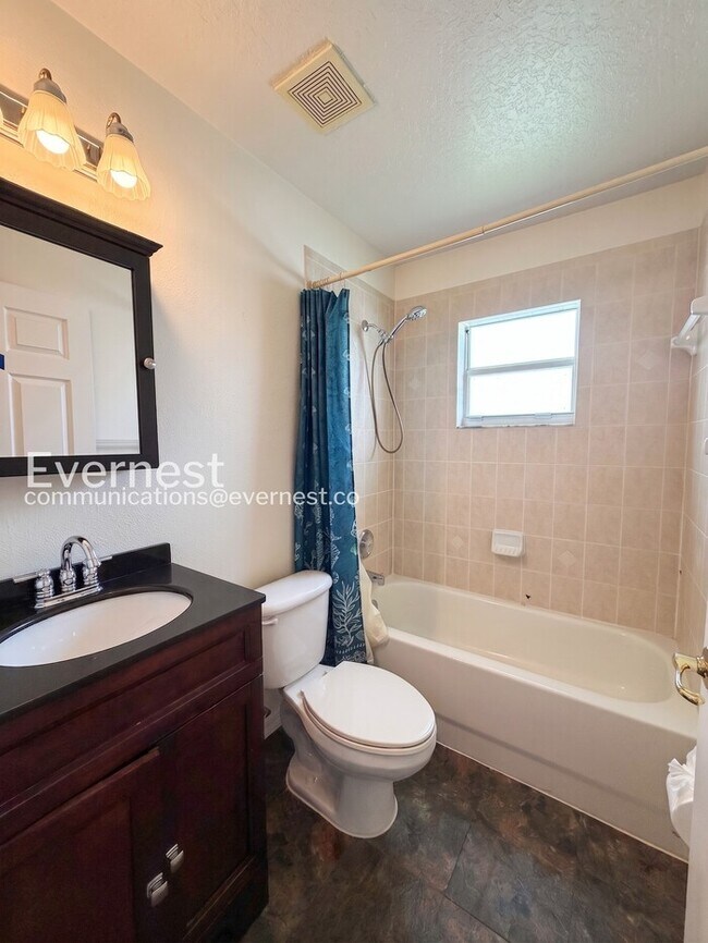 Building Photo - 3 Bed/2 Bath Home with Fenced Yard & Garage / Pet-Friendly / Available Soon!