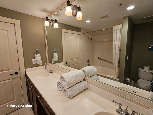 Building Photo - 1-bedroom furnished condo with fenced courtyard