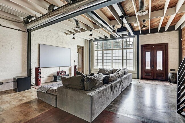 Building Photo - 808 Coronado St