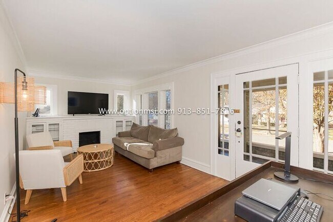 Building Photo - Charming, impeccably clean and maintained ...