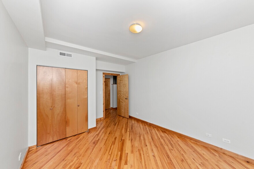 Building Photo - 1118 E Hyde Park Blvd