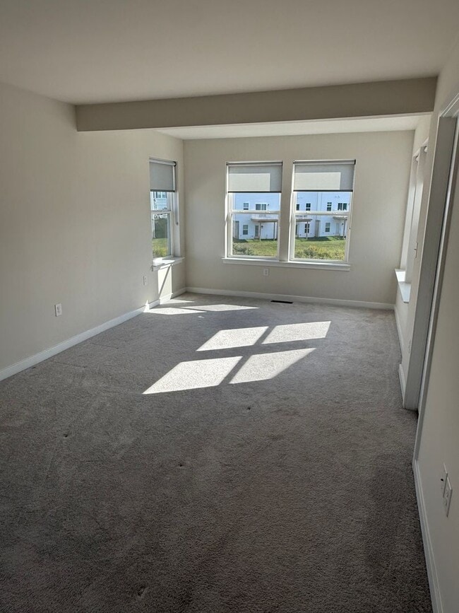 Building Photo - THREE BEDROOM/ END OF ROW TOWNHOME in Sout...