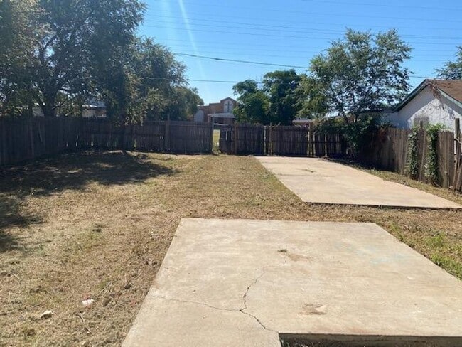Building Photo - Great rental now available near Texas Tech University and UMC.