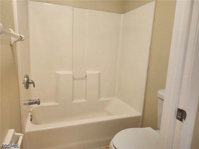 Building Photo - 415 NE 25th Ave