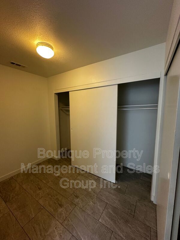 Building Photo - 301 N Tustin Ave