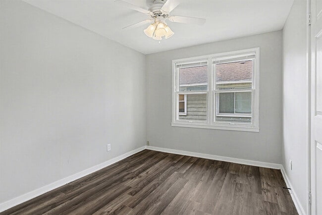 Building Photo - Charming 3-bedroom, 1-bath gem in the heart of Mishawaka!