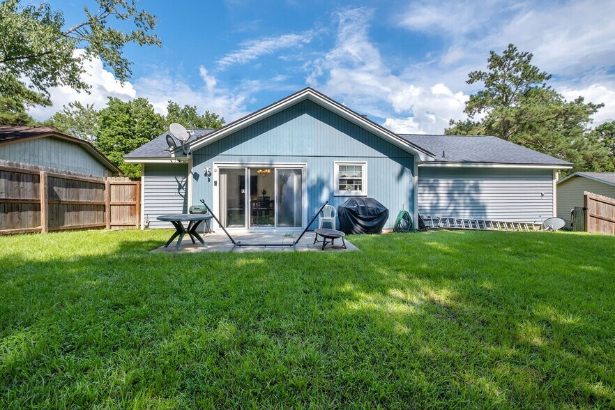 Building Photo - 1870 Mary Ellen Dr