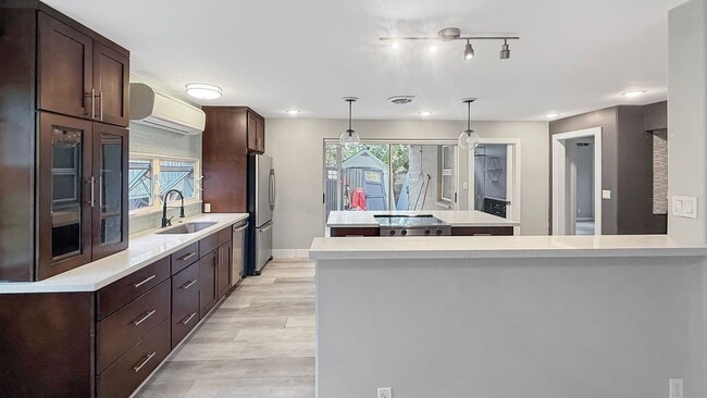 Building Photo - 603 Pila Pl