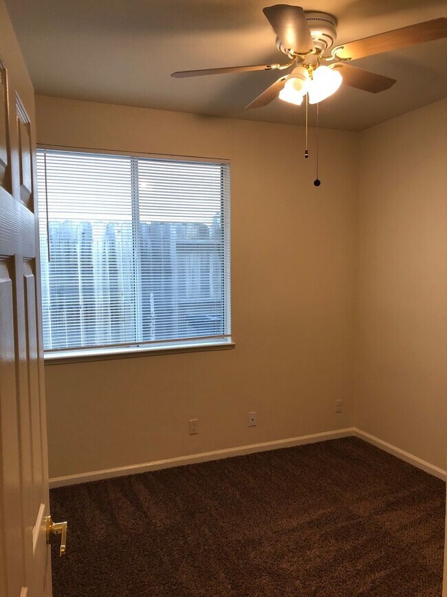 Building Photo - Well Maintained Single Level 4 Bedroom, Fo...