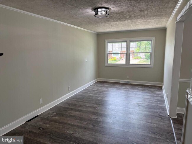 Building Photo - 417 Greenview Dr