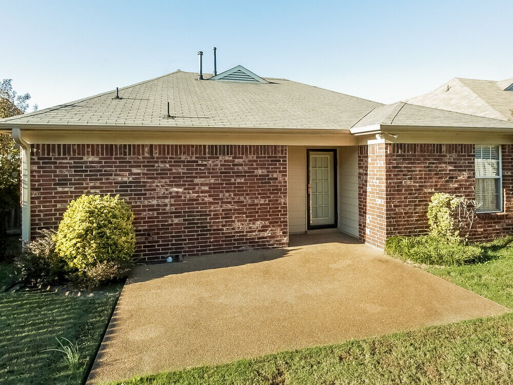 Building Photo - 1596 Far Dr