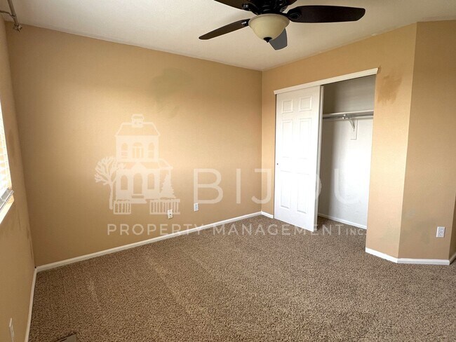 Building Photo - 3739 Range Dr