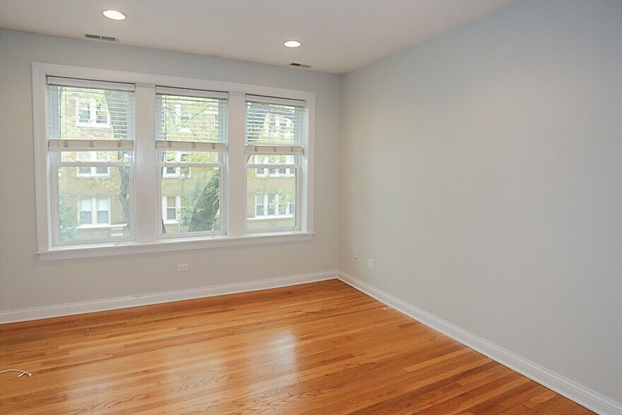 Building Photo - 3810 N Marshfield Ave