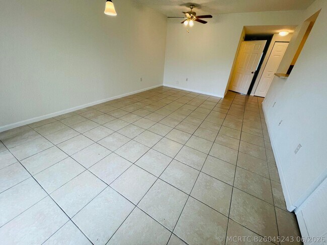 Building Photo - 1055 Golden Lakes Blvd