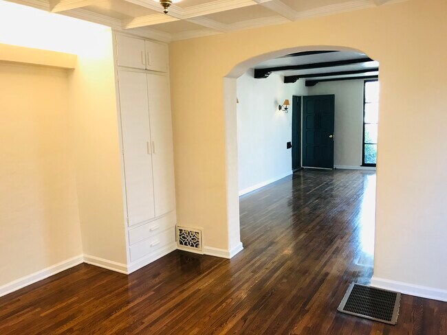 Building Photo - 1352 Masselin Ave