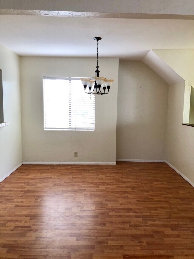 Building Photo - Pierpont Beach Home