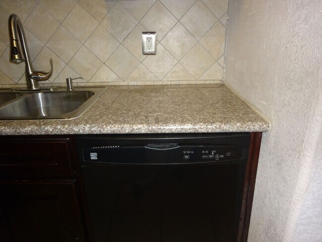 Building Photo - For Lease 1st Floor Unit | 2 Bed, 1 Bath | 860 Sq Ft | Southland Terrace Community |
