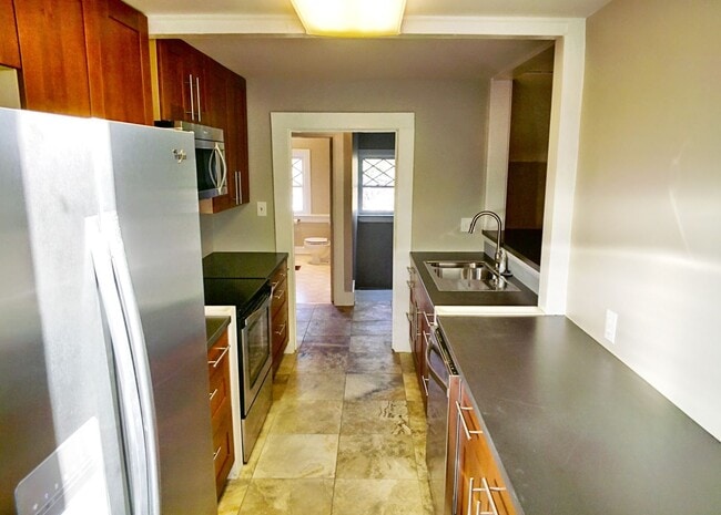 Building Photo - LOCATION LOCATION!! Many restaurants, bout...