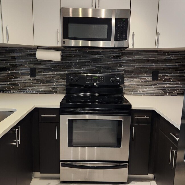 Building Photo - 2941 Riverside Dr