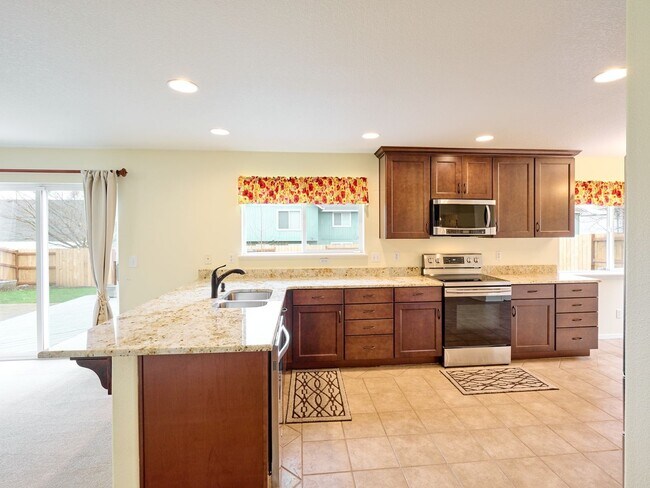 Building Photo - 643 Meadowbrook Ln