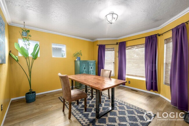 Building Photo - Beautiful Home in Excellent Location.