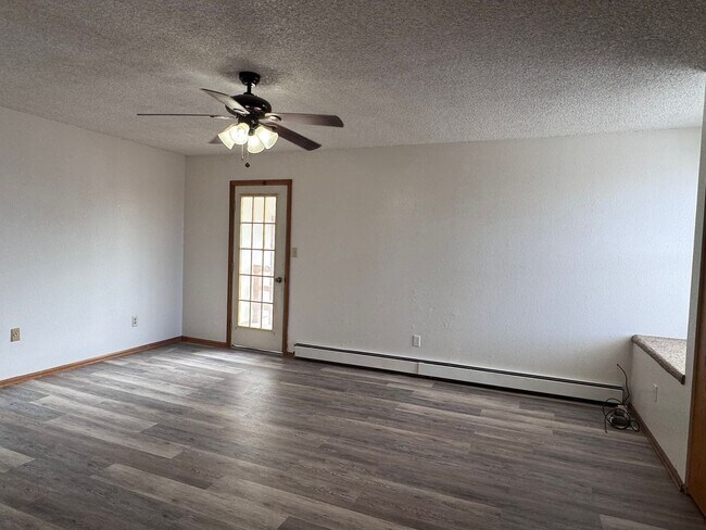 Building Photo - Sunny and Cute 2 Story, 2Bed, 1.5Bath Townhouse in Grand Junction!!!!
