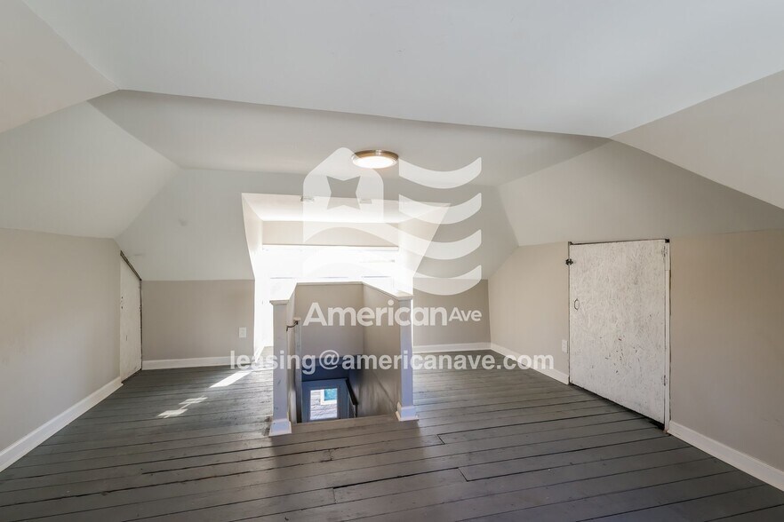 Building Photo - 1849 W Gaulbert Ave