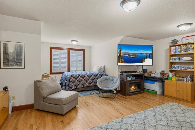 Building Photo - 69 Greenmoor Dr