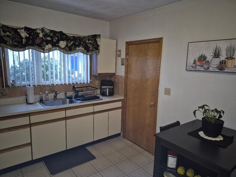 Building Photo - 65 Chipman St