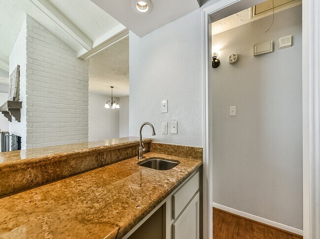 Building Photo - 21335 Park Mt Dr