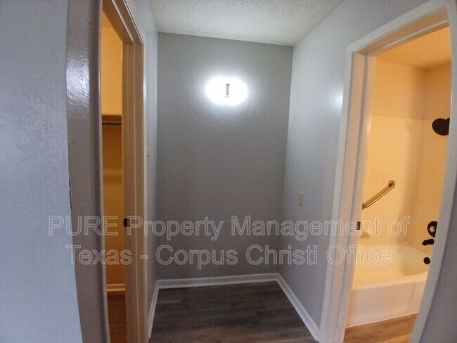 Building Photo - 5001 Middlecoff Cir