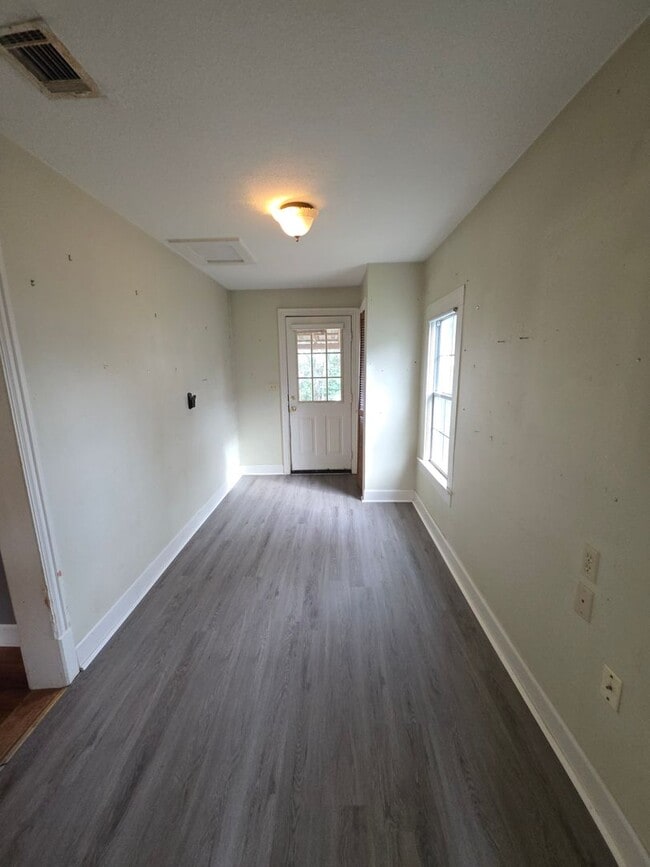 Building Photo - 217 W 7th St