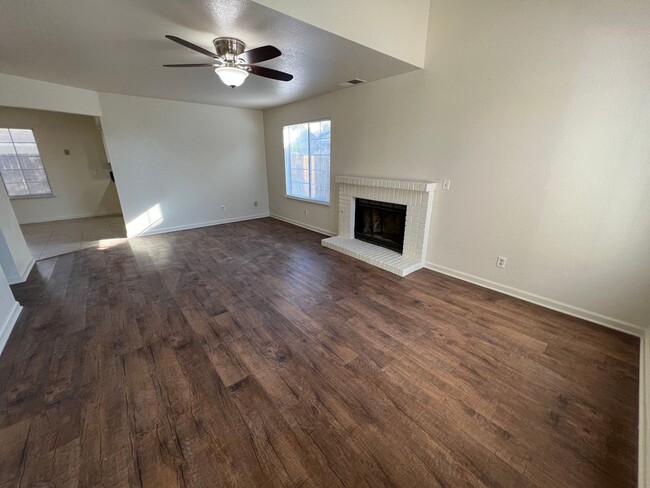 Building Photo - North Merced: $1929 Charming 3 bed 2.5 bat...